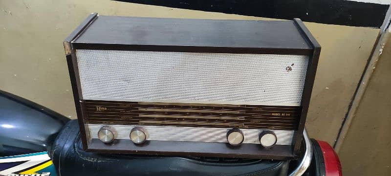 Rina antique Vintage 3 band radio on h 5