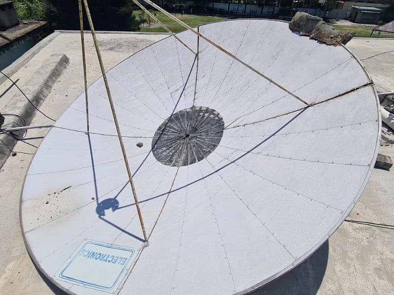 Large 8 ft dish. dish 2