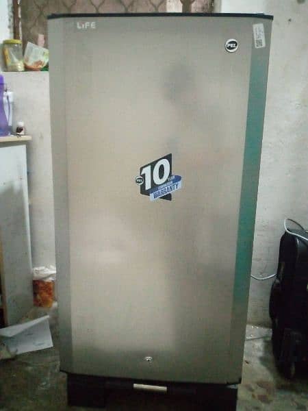 Small sized fridge 0