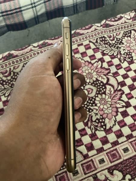 i phone xs bilkul new phone ha non pta 512GB btry 74% in gold 3