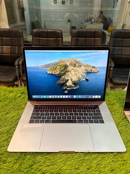 Macbook Pro 2017 Ram 16gb Ssd 512gb 4gb card Touch Bar 3k Disply 15.0 0