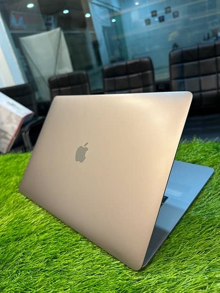 Macbook Pro 2017 Ram 16gb Ssd 512gb 4gb card Touch Bar 3k Disply 15.0 5