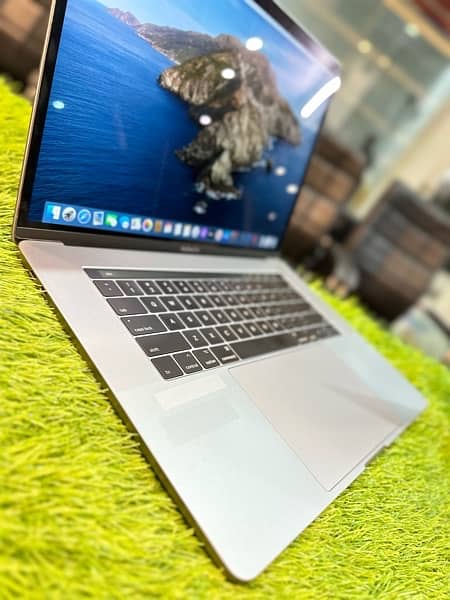 Macbook Pro 2017 Ram 16gb Ssd 512gb 4gb card Touch Bar 3k Disply 15.0 8