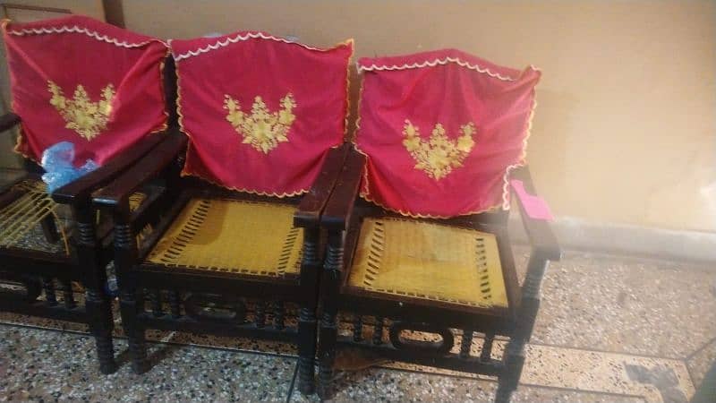 I'm salling my 4 chairs in very reasonable price  1800 each chires 0