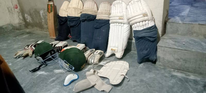 cricket kit sale with 2 bags 10/9 condition 1