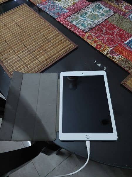 Ipad 6th gen 32GB 1