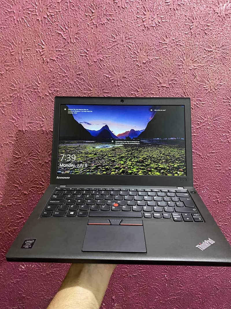 Lenovo ThinkPad x250 Core i5 8 gb ram 128 Ssd in lush condition 0