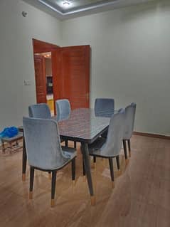 06 seater dinning table available 0