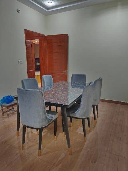 06 seater dinning table available 0