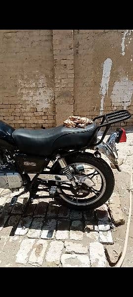 Suzuki GN 125 3