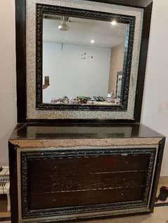 dressing table available in good condition