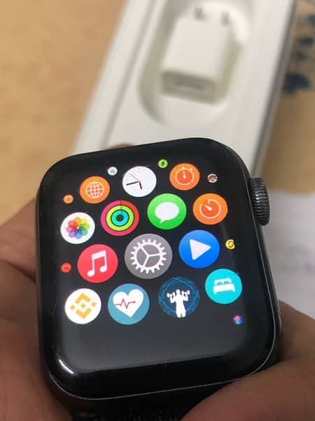 Apple watch series 4, 40mm 9/10 1