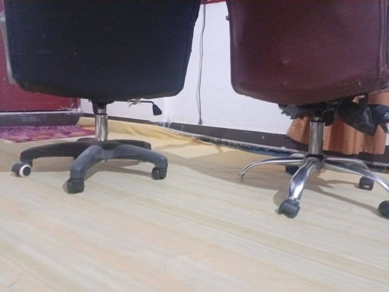 Two Computer Chairs selling 4