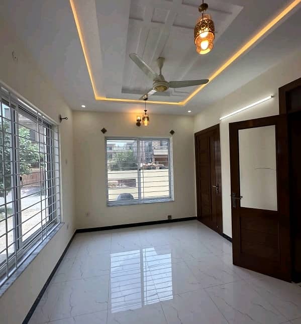 1000 Square Feet House available for sale in G-13, G-13 3