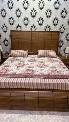 king size Bed, 2 side tables, 1 dressing table