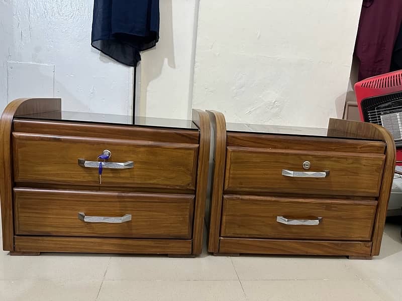 king size Bed, 2 side tables, 1 dressing table 3