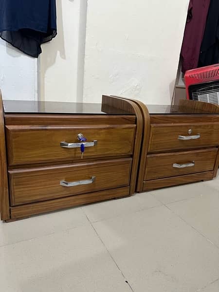 king size Bed, 2 side tables, 1 dressing table 4