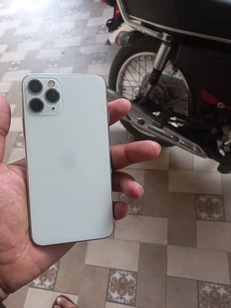 I phone 11 pro white colour 64 gb factory unlocked 1