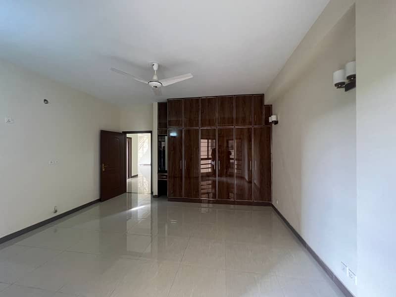 A Flat Of 2600 Square Feet In Rs. 80000/- 3