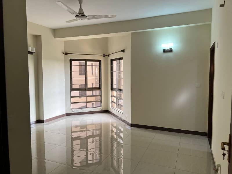 A Flat Of 2600 Square Feet In Rs. 80000/- 5