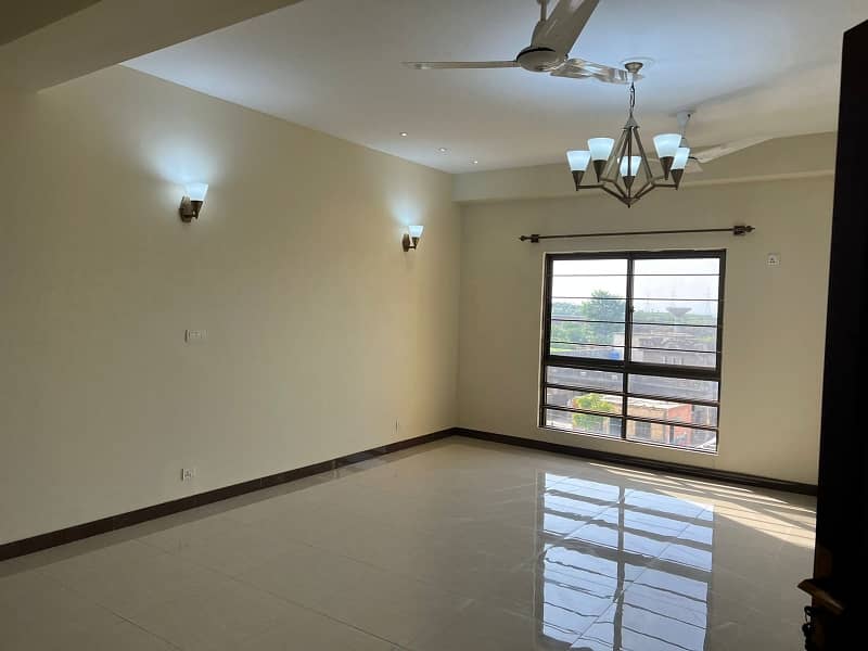 A Flat Of 2600 Square Feet In Rs. 80000/- 8