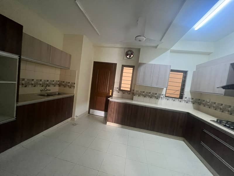 A Flat Of 2600 Square Feet In Rs. 80000/- 10