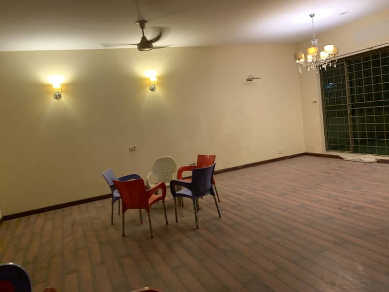 40marla house for sale in johar town near main apporced 
Tile flooring 
Double kitchen 
Double unit 
Hot location 
Main apporced 12