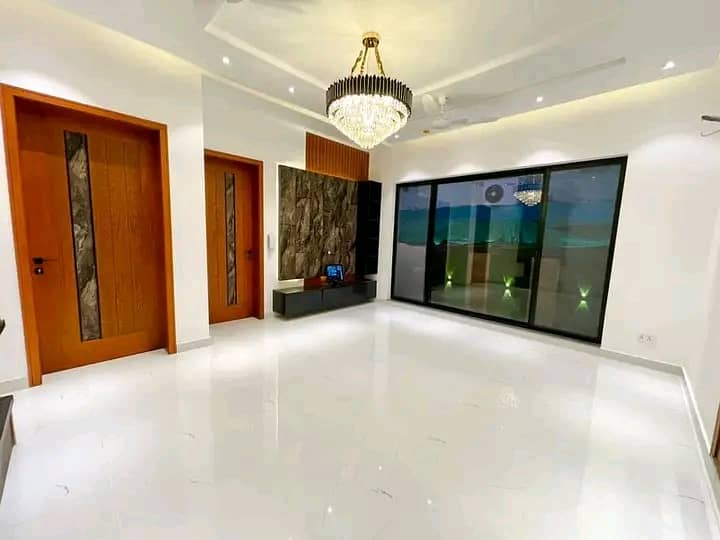 10 Marla Luxury house Available for Rent 6