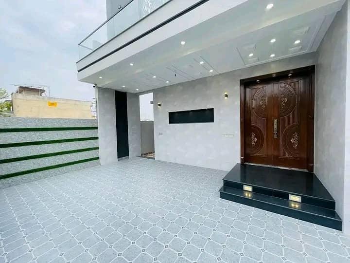 10 Marla Luxury house Available for Rent 1