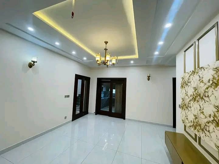 10 Marla Luxury house Available for Rent 8