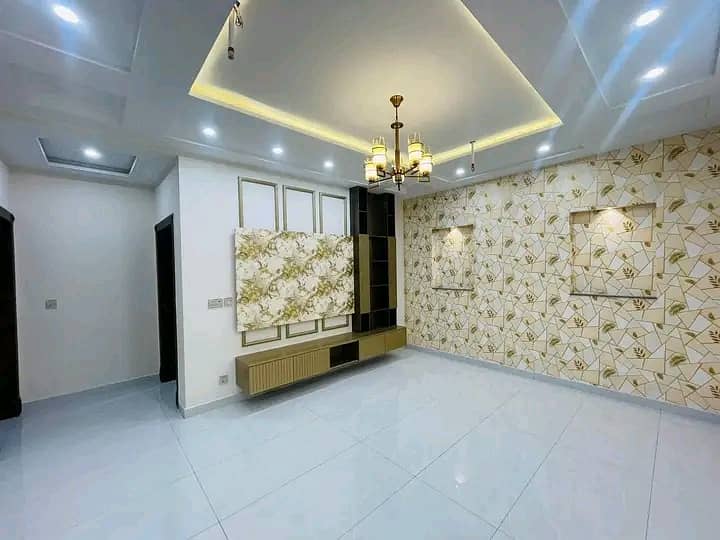 10 Marla Luxury house Available for Rent 12