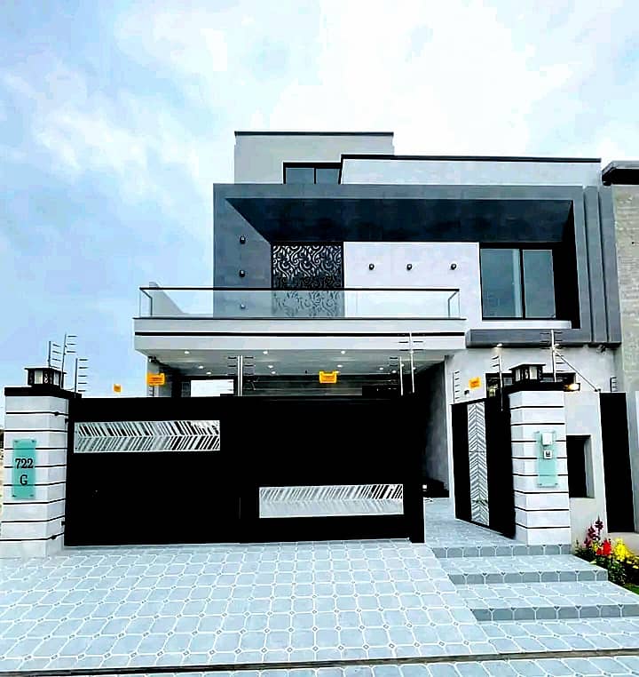 10 Marla Luxury house Available for Rent 0