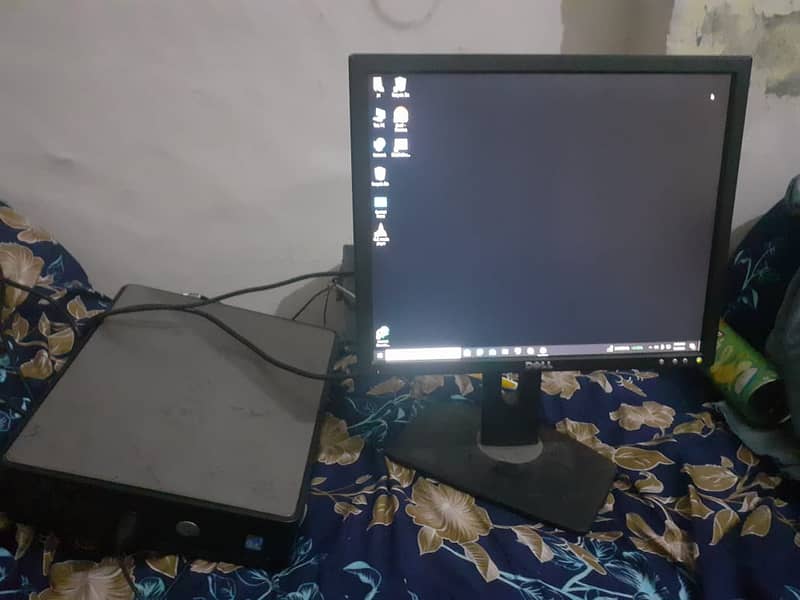 Optlex 780 Desktop with moniter and key board 0