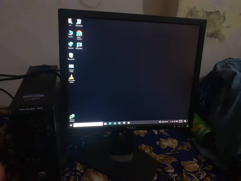 Optlex 780 Desktop with moniter and key board 1