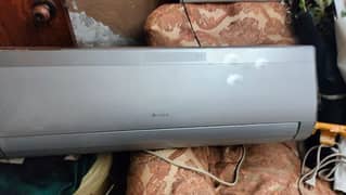 gree Ac non inverter is like new