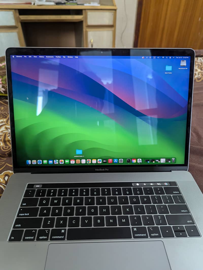 Apple MacBook pro 2018 15 inch touch bar 1