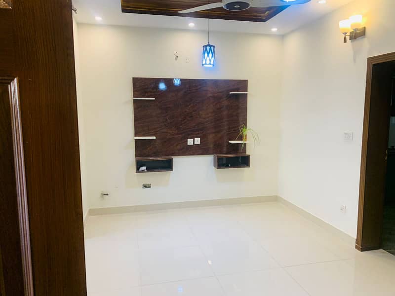 Brand New 5 Marla Single Unit House, 3 Bed Room With attached Bath, Drawing Dinning, Kitchen, T. V Lounge Servant Quarter 0