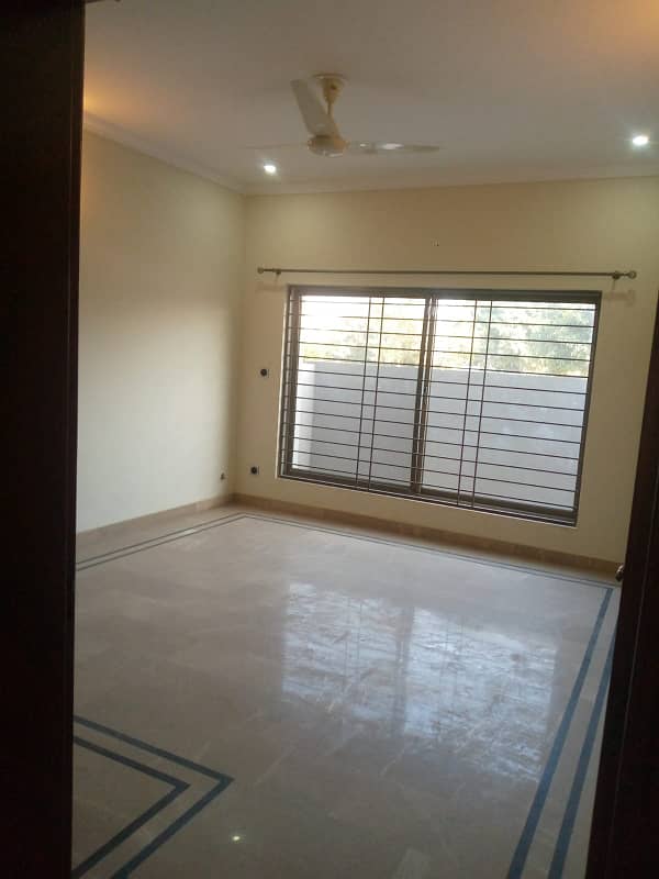 10 Marla Single Unit House, 4 Bed Room With Attached Bath, Drawing Dinning, Kitchen, T. V Lounge Servant Quarter 0