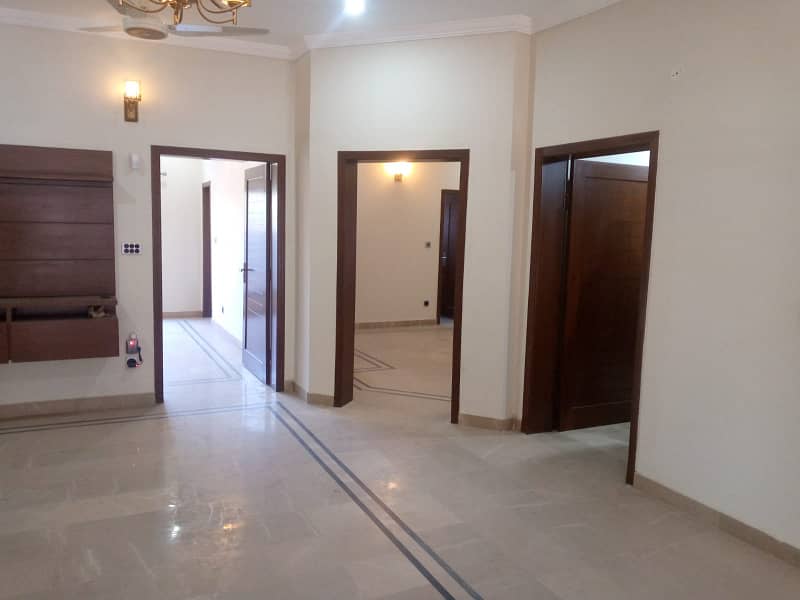 10 Marla Single Unit House, 4 Bed Room With Attached Bath, Drawing Dinning, Kitchen, T. V Lounge Servant Quarter 4