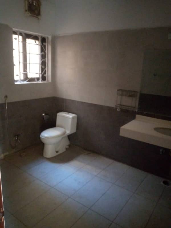 10 Marla Single Unit House, 4 Bed Room With Attached Bath, Drawing Dinning, Kitchen, T. V Lounge Servant Quarter 7