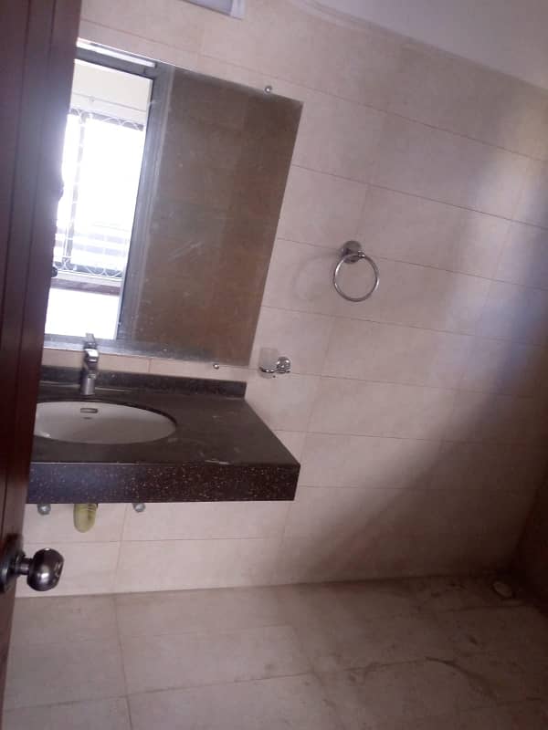 10 Marla Single Unit House, 4 Bed Room With Attached Bath, Drawing Dinning, Kitchen, T. V Lounge Servant Quarter 14