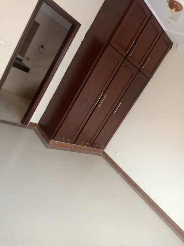 10 Marla Single Unit House, 4 Bed Room With Attached Bath, Drawing Dinning, Kitchen, T. V Lounge Servant Quarter 15