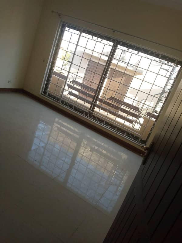 10 Marla Single Unit House, 4 Bed Room With Attached Bath, Drawing Dinning, Kitchen, T. V Lounge Servant Quarter 16