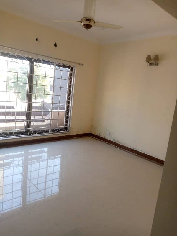 10 Marla Single Unit House, 4 Bed Room With Attached Bath, Drawing Dinning, Kitchen, T. V Lounge Servant Quarter 19