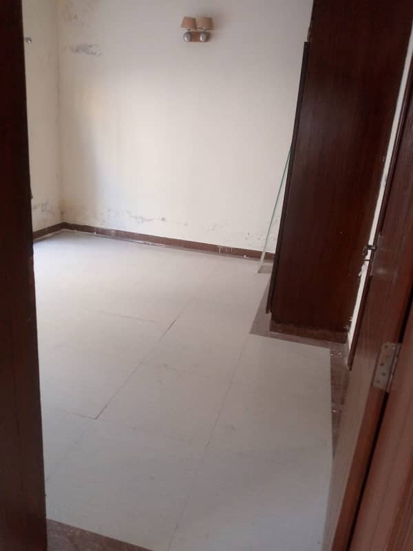 10 Marla Single Unit House, 4 Bed Room With Attached Bath, Drawing Dinning, Kitchen, T. V Lounge Servant Quarter 21