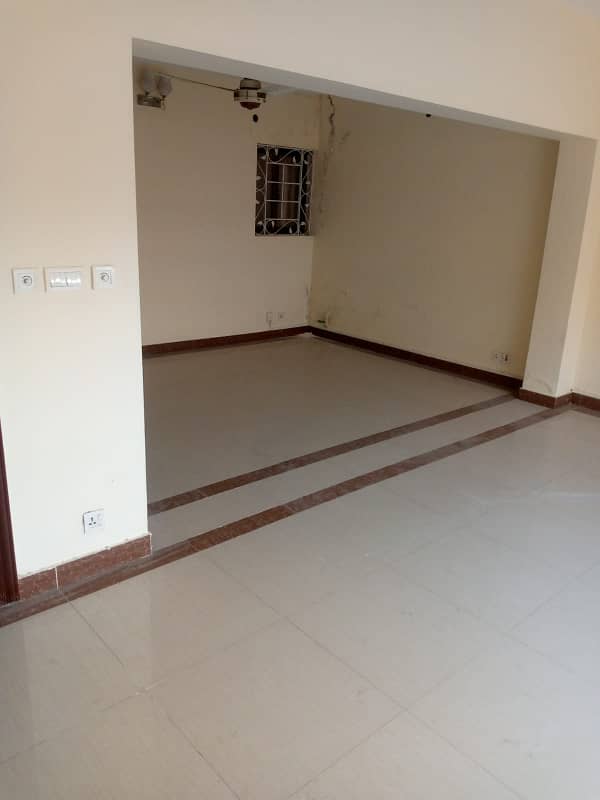 10 Marla Single Unit House, 4 Bed Room With Attached Bath, Drawing Dinning, Kitchen, T. V Lounge Servant Quarter 22