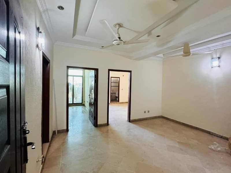 First Floor Flat for sale 
780 SQ FT 2 BEDROOM FLAT FOR SALE MULTI F-17 ISLAMABAD ALL FACILITY AVAILABLE

2 BEDROOM 2 BATHROOM 1 KITCHEN TV LAUNCH ELECTRICITY 3