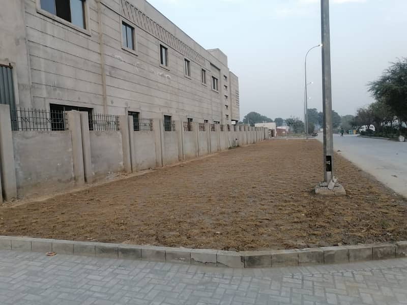 5 KANAL FACTORY AVAILABLE FOR SALE AT HOT LOCATION 5