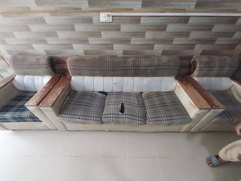 sofa set selling. 4