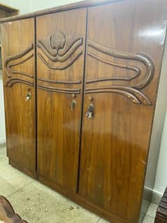 3 door cupboard in very good condition sale urgently